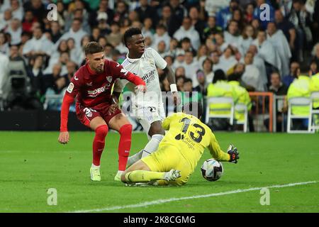 Madrid, Spanien, am 22. Oktober 2022. Sevilla´s Bono und Real Madrid´s Vinícius Júnior und Sevilla´s Carmona in Aktion während des La Liga Match Day 11 zwischen Real Madrid C.F. und Sevilla C.F. im Santiago Bernabeu Stadion in Madrid, Spanien, am 22. Oktober 2022 Credit: Edward F. Peters/Alamy Live News Stockfoto