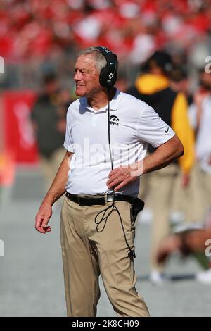 Columbus, Usa. 22. Oktober 2022. Iowa Hawkeyes-Cheftrainer Kirk Ferentz geht am Samstag, den 22. Oktober 2022, während des Hawkeyes-Spiels gegen die Ohio State Buckeyes in Columbus, Ohio, an die Seitenlinie. Foto von Aaron Josefczyk/UPI Credit: UPI/Alamy Live News Stockfoto