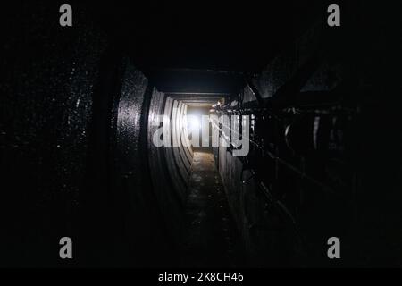 Elektrokabel im unterirdischen technischen Tunnel Stockfoto
