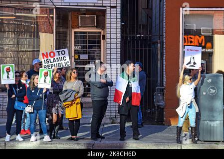 Ottawa, Kanada – 22. Oktober 2022: Eine Gruppe von Demonstranten versammelt sich, um die Aufmerksamkeit auf die Notlage iranischer Frauen zu lenken und im Rahmen der anhaltenden Proteste auf der ganzen Welt einen Regierungswechsel in Iran zu fordern. Stockfoto