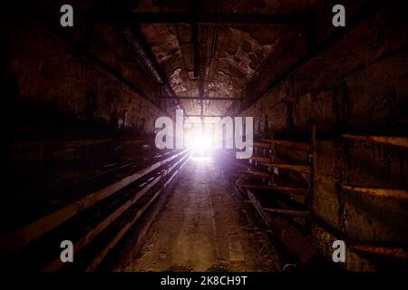 Elektrokabel im unterirdischen technischen Tunnel Stockfoto