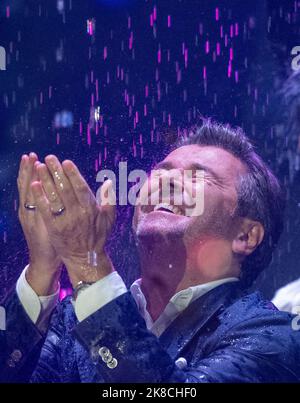 Leipzig, Deutschland. 21. Oktober 2022. Der deutsche Popsänger Thomas anders wird in der Fernsehsendung 'das große Schlagerjubiläum 2022' in Leipzig auf der Bühne stehen. Die Show wird am Samstagabend (Okt 22, 2022) über den deutschen öffentlich-rechtlichen Sender Ersten. Quelle: Hendrik Schmidt/dpa/Alamy Live News Stockfoto