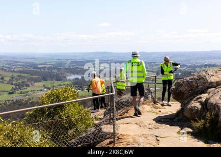 Blick vom Towac Pinnacle Lookout in Orange NSW, männliche Freunde in älteren Jahren tragen Radbekleidung auf dem Gipfel, NSW, Australien Stockfoto