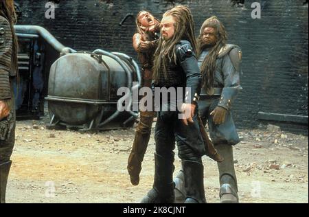 Barry Pepper, John Travolta & Forest Whitaker Film: Battlefield Earth (USA 2000) Charaktere: Ternl, Ker, Jonnie Goodboy Tyler / Literaturverfilmung (nach dem Buch von L. Ron Hubbard) Regie: Roger Christian 10 May 2000 **WARNUNG** Dieses Foto ist nur für redaktionelle Zwecke bestimmt und unterliegt dem Copyright von WARNER BROS. Und/oder des Fotografen, der von der Film- oder Produktionsfirma beauftragt wurde und nur durch Publikationen im Zusammenhang mit der Bewerbung des oben genannten Films reproduziert werden kann. Eine obligatorische Gutschrift an WARNER BROS. Ist erforderlich. Der Fotograf sollte auch bei Bekanntwerden des Fotos gutgeschrieben werden. Keine kommerzielle Nutzung c Stockfoto