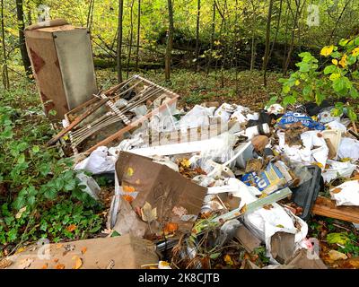 Denham, Uxbridge, Großbritannien. 22.. Oktober 2022. Hausmüll wird illegal in den Wäldern von Denham, Uxbridge, deponiert. In vielen Teilen des Vereinigten Königreichs steigt die Anzahl illegaler Fliegenkippungen. Quelle: Maureen McLean/Alamy Live News Stockfoto