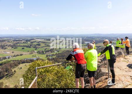 Blick vom Towac Pinnacle Lookout in Orange NSW, männliche Freunde in älteren Jahren tragen Radbekleidung auf dem Gipfel, NSW, Australien Stockfoto