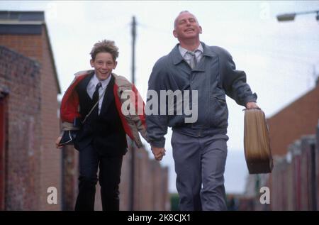 Jamie Bell & Gary Lewis Film: Billy Elliot (UK/FR 2000) Charaktere: Billy Elliot, Vater (Jackie Elliot) Regie: Stephen Daldry 19 May 2000 **WARNUNG** Dieses Foto ist nur für redaktionelle Zwecke bestimmt und unterliegt dem Copyright des VON der Film- oder Produktionsfirma beauftragten ARBEITSTITELS und/oder Fotografen und kann nur von Publikationen im Zusammenhang mit der Bewerbung des oben genannten Films reproduziert werden. Ein Pflichtnachweis für DEN ARBEITSTITEL ist erforderlich. Der Fotograf sollte auch bei Bekanntwerden des Fotos gutgeschrieben werden. Ohne schriftliche Genehmigung der Film Company kann keine kommerzielle Nutzung gewährt werden. Stockfoto