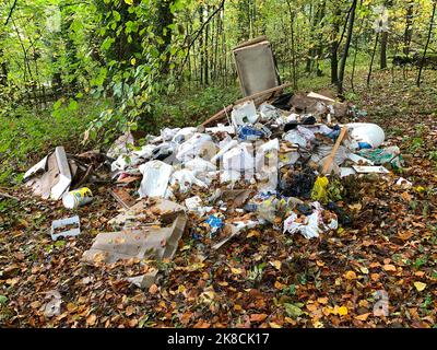 Denham, Uxbridge, Großbritannien. 22.. Oktober 2022. Hausmüll wird illegal in den Wäldern von Denham, Uxbridge, deponiert. In vielen Teilen des Vereinigten Königreichs steigt die Anzahl illegaler Fliegenkippungen. Quelle: Maureen McLean/Alamy Live News Stockfoto