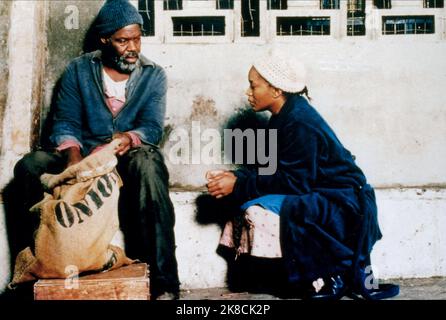 Danny Glover & Angela Bassett Film: Boesman And Lena (2000) Regie: John Berry 03 November 2000 **WARNUNG** Dieses Foto ist nur für redaktionelle Zwecke bestimmt und unterliegt dem Copyright von PATHE und/oder dem Fotografen, der von der Film- oder Produktionsfirma beauftragt wurde, und kann nur von Publikationen im Zusammenhang mit der Bewerbung des oben genannten Films reproduziert werden. Eine obligatorische Gutschrift an PATHE ist erforderlich. Der Fotograf sollte auch bei Bekanntwerden des Fotos gutgeschrieben werden. Ohne schriftliche Genehmigung der Film Company kann keine kommerzielle Nutzung gewährt werden. Stockfoto