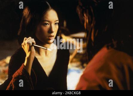 Zhang Ziyi Film: Crouching Tiger, Hidden Dragon (wo hu cang Long) Charaktere: Jen Yu (Mandarin-Version) TW/CHN/HK/USA 2000, Regie: Ang Lee 18 May 2000 **WARNUNG** Dieses Foto ist nur für redaktionelle Zwecke bestimmt und unterliegt dem Copyright von SONY PICTURES CLASSICS und/oder dem von der Film- oder Produktionsgesellschaft beauftragten Fotografen und kann nur von Publikationen im Zusammenhang mit der Bewerbung des oben genannten Films reproduziert werden. Eine obligatorische Gutschrift für SONY PICTURES CLASSICS ist erforderlich. Der Fotograf sollte auch bei Bekanntwerden des Fotos gutgeschrieben werden. Eine kommerzielle Nutzung kann ohne schriftliche Genehmigung des nicht gewährt werden Stockfoto