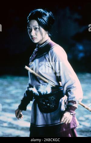 Zhang Ziyi Film: Crouching Tiger, Hidden Dragon (wo hu cang Long) Charaktere: Jen Yu (Mandarin-Version) TW/CHN/HK/USA 2000, Regie: Ang Lee 18 May 2000 **WARNUNG** Dieses Foto ist nur für redaktionelle Zwecke bestimmt und unterliegt dem Copyright von SONY PICTURES CLASSICS und/oder dem von der Film- oder Produktionsgesellschaft beauftragten Fotografen und kann nur von Publikationen im Zusammenhang mit der Bewerbung des oben genannten Films reproduziert werden. Eine obligatorische Gutschrift für SONY PICTURES CLASSICS ist erforderlich. Der Fotograf sollte auch bei Bekanntwerden des Fotos gutgeschrieben werden. Eine kommerzielle Nutzung kann ohne schriftliche Genehmigung des nicht gewährt werden Stockfoto