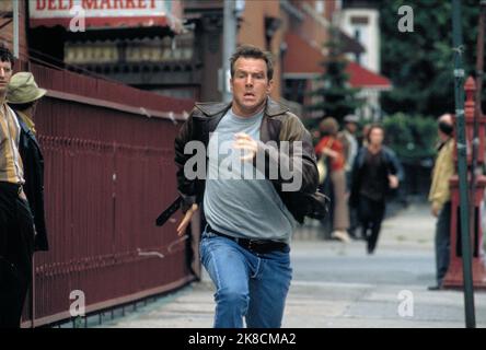 Dennis Quaid Film: Frequency (2000) Charaktere: Frank Sullivan Regie: Gregory Hoblit 28 April 2000 **WARNUNG** Dieses Foto ist nur für redaktionelle Zwecke bestimmt und unterliegt dem Copyright des NEW LINE CINEMA und/oder des Fotografen, der von der Film- oder Produktionsfirma beauftragt wurde und darf nur von Publikationen im Zusammenhang mit der Bewerbung des oben genannten Films reproduziert werden. Eine obligatorische Gutschrift für DAS NEUE LINE CINEMA ist erforderlich. Der Fotograf sollte auch bei Bekanntwerden des Fotos gutgeschrieben werden. Ohne schriftliche Genehmigung der Film Company kann keine kommerzielle Nutzung gewährt werden. Stockfoto