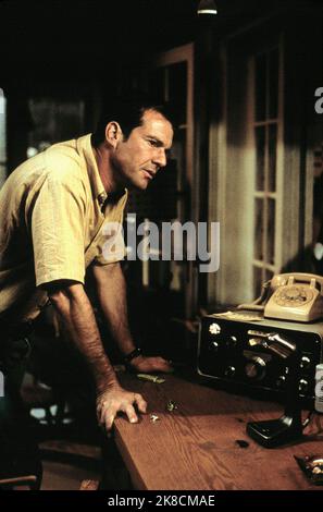 Dennis Quaid Film: Frequency (2000) Charaktere: Frank Sullivan Regie: Gregory Hoblit 28 April 2000 **WARNUNG** Dieses Foto ist nur für redaktionelle Zwecke bestimmt und unterliegt dem Copyright des NEW LINE CINEMA und/oder des Fotografen, der von der Film- oder Produktionsfirma beauftragt wurde und darf nur von Publikationen im Zusammenhang mit der Bewerbung des oben genannten Films reproduziert werden. Eine obligatorische Gutschrift für DAS NEUE LINE CINEMA ist erforderlich. Der Fotograf sollte auch bei Bekanntwerden des Fotos gutgeschrieben werden. Ohne schriftliche Genehmigung der Film Company kann keine kommerzielle Nutzung gewährt werden. Stockfoto