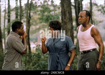 Vicellous Shannon, Loretta Devine & Danny Glover Film: Freedom Song (2000) Charaktere: Owen Walker, Evelyn Walker, Will Walker Regie: Phil Alden Robinson 27 February 2000 **WARNUNG** Dieses Foto ist nur für redaktionelle Zwecke bestimmt und unterliegt dem Copyright von TURNER und/oder des Fotografen, der von der Film- oder Produktionsfirma beauftragt wurde, und kann nur von Publikationen im Zusammenhang mit der Bewerbung des oben genannten Films reproduziert werden. Eine obligatorische Gutschrift an TURNER ist erforderlich. Der Fotograf sollte auch bei Bekanntwerden des Fotos gutgeschrieben werden. Ohne schriftliche Genehmigung der Film Company kann keine kommerzielle Nutzung gewährt werden Stockfoto