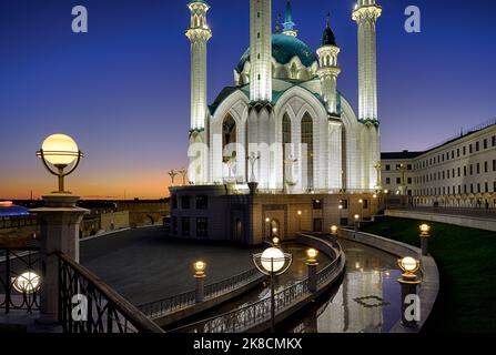 Kasan Kreml in der Nacht, Tatarstan, Russland. Landschaft der Kul Sharif Moschee, Wahrzeichen von Kazan. Panorama der muslimischen Architektur und Lampen in Kazan Stadt ce Stockfoto