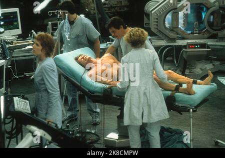 Kim Dickens, Greg Grunberg, Kevin Bacon, Josh Brolin & Elisabeth Shue Film: Hollow man (2000) Charaktere: Sarah Kennedy,Carter Abbey,Sebastian Caine,Matthew Kensington & Linda McKay Regie: Paul Verhoeven 02. August 2000 **WARNUNG** Dieses Foto ist nur für redaktionelle Zwecke bestimmt und unterliegt dem Copyright von COLUMBIA und/oder des Fotografen, der von der Film- oder Produktionsfirma beauftragt wurde und darf nur von Publikationen im Zusammenhang mit der Bewerbung des oben genannten Films reproduziert werden. Eine obligatorische Gutschrift an COLUMBIA ist erforderlich. Der Fotograf sollte auch bei Bekanntwerden des Fotos gutgeschrieben werden. Keine kommerzielle Nutzung kann GRA sein Stockfoto