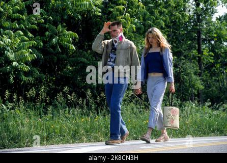 Jim Carrey & Renee Zellweger Film: Me, Myself & Irene (2000) Charaktere: Charlie / Hank & Irene Regie: Bob Farrelly & Peter Farrelly 15 June 2000 **WARNUNG** Dieses Foto ist nur für den redaktionellen Gebrauch bestimmt und unterliegt dem Copyright von 20 CENTURY FOX und/oder des Fotografen, der von der Film- oder Produktionsfirma beauftragt wurde und darf nur durch Publikationen im Zusammenhang mit der Bewerbung des oben genannten Films reproduziert werden. Eine obligatorische Gutschrift an 20 CENTURY FOX ist erforderlich. Der Fotograf sollte auch bei Bekanntwerden des Fotos gutgeschrieben werden. Ohne schriftliche Genehmigung der Film Company kann keine kommerzielle Nutzung gewährt werden. Stockfoto