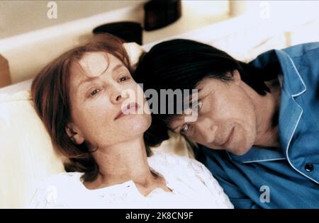 Isabelle Huppert & Jacques Dutronc Film: Merci Pour Le Chocolat; Nachtkappe (2000) Charaktere: Marie-Claire ''Mika'' Muller, Andre Polonski Regie: Claude Chabrol 02 August 2000 **WARNUNG** Dieses Foto ist nur für redaktionelle Zwecke bestimmt und unterliegt dem Copyright von ARTIFICIAL EYE und/oder des Fotografen, der von der Film- oder Produktionsfirma beauftragt wurde und darf nur durch Publikationen im Zusammenhang mit der Bewerbung des oben genannten Films reproduziert werden. Eine obligatorische Gutschrift für KÜNSTLICHES AUGE ist erforderlich. Der Fotograf sollte auch bei Bekanntwerden des Fotos gutgeschrieben werden. Eine kommerzielle Nutzung kann ohne schriftliche Genehmigung nicht gewährt werden Stockfoto