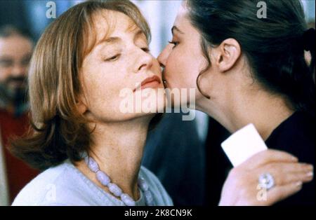 Isabelle Huppert & Anna Mouglalis Film: Merci Pour Le Chocolat; Nachtkappe (2000) Charaktere: Marie-Claire ''Mika'' Muller, Jeanne Pollet Regie: Claude Chabrol 02 August 2000 **WARNUNG** Dieses Foto ist nur für redaktionelle Zwecke bestimmt und unterliegt dem Copyright von ARTIFICIAL EYE und/oder des Fotografen, der von der Film- oder Produktionsfirma beauftragt wurde und darf nur durch Publikationen im Zusammenhang mit der Bewerbung des oben genannten Films reproduziert werden. Eine obligatorische Gutschrift für KÜNSTLICHES AUGE ist erforderlich. Der Fotograf sollte auch bei Bekanntwerden des Fotos gutgeschrieben werden. Ohne schriftliche Genehmigung kann keine kommerzielle Nutzung gewährt werden Stockfoto