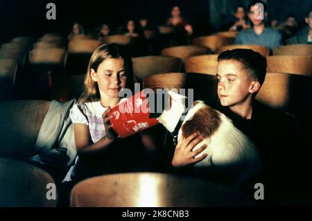 Caitlin Wachs, Frankie Muniz & Dog Film: My Dog Skip (2000) Charaktere: Rivers Applewhite,Willie Morris & Regie: Jay Russell 08 January 2000 **WARNUNG** Dieses Foto ist nur für redaktionelle Zwecke bestimmt und unterliegt dem Copyright von WARNER BROS und/oder dem von der Film- oder Produktionsfirma beauftragten Fotografen und kann nur von Publikationen im Zusammenhang mit der Bewerbung des oben genannten Films reproduziert werden. Eine obligatorische Gutschrift an WARNER BROS ist erforderlich. Der Fotograf sollte auch bei Bekanntwerden des Fotos gutgeschrieben werden. Ohne schriftliche Genehmigung der Film Company kann keine kommerzielle Nutzung gewährt werden. Stockfoto