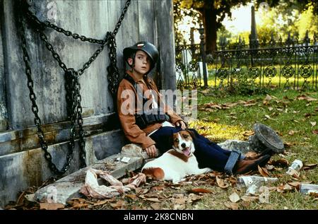 Frankie Muniz & Dog Film: My Dog Skip (2000) Charaktere: Willie Morris & Regie: Jay Russell 08 January 2000 **WARNUNG** Dieses Foto ist nur für redaktionelle Zwecke bestimmt und unterliegt dem Copyright von WARNER BROS und/oder dem von der Film- oder Produktionsfirma beauftragten Fotografen und kann nur von Publikationen im Zusammenhang mit der Bewerbung des oben genannten Films reproduziert werden. Eine obligatorische Gutschrift an WARNER BROS ist erforderlich. Der Fotograf sollte auch bei Bekanntwerden des Fotos gutgeschrieben werden. Ohne schriftliche Genehmigung der Film Company kann keine kommerzielle Nutzung gewährt werden. Stockfoto