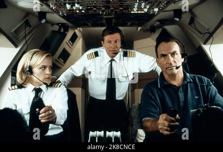 Christine Elise, Jack Wagner & James Sikking Film: Nowhere to Land (2000) Charaktere: Kim McGee, Captain John Prescott & George Eller (als James B. Sikking) 12. März 2000 **WARNUNG** Dieses Foto ist nur für redaktionelle Zwecke bestimmt und unterliegt dem Copyright der TBS SUPERSTATION und/oder des Fotografen, der von der Film- oder Produktionsfirma beauftragt wurde und darf nur durch Publikationen im Zusammenhang mit der Bewerbung des oben genannten Films reproduziert werden. Eine obligatorische Gutschrift an die TBS-SUPERSTATION ist erforderlich. Der Fotograf sollte auch bei Bekanntwerden des Fotos gutgeschrieben werden. Ohne schriftliche Genehmigung von t kann keine kommerzielle Nutzung gewährt werden Stockfoto