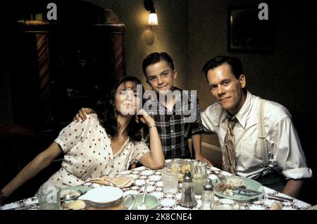 Diane Lane, Frankie Muniz & Kevin Bacon Film: My Dog Skip (2000) Charaktere: Ellen Morris,Willie Morris & Jack Morris Regie: Jay Russell 08 January 2000 **WARNUNG** Dieses Foto ist nur für redaktionelle Zwecke bestimmt und unterliegt dem Copyright von WARNER BROS und/oder dem von der Film- oder Produktionsfirma beauftragten Fotografen und kann nur von Publikationen im Zusammenhang mit der Bewerbung des oben genannten Films reproduziert werden. Eine obligatorische Gutschrift an WARNER BROS ist erforderlich. Der Fotograf sollte auch bei Bekanntwerden des Fotos gutgeschrieben werden. Ohne schriftliche Genehmigung der Film Company kann keine kommerzielle Nutzung gewährt werden. Stockfoto