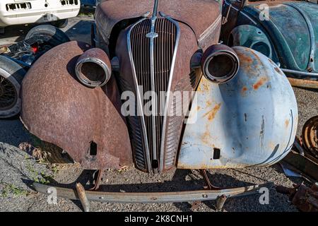 Die Vorderseite eines rostigen Hudson Terraplane in einem Schrottplatz in Wells, Nevada, USA Stockfoto