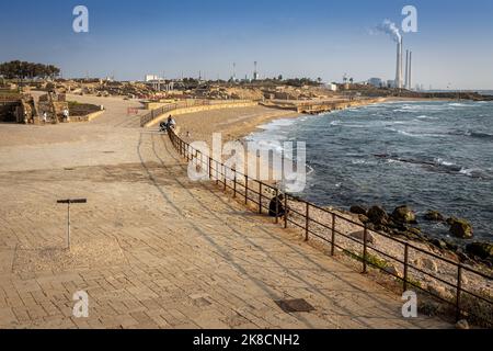 CAESAREA, Israel - 11 2022. August: Touristen im alten Hafen von Caesarea. Die alte Stadt und der Hafen von Caesarea Maritima wurden von Herodes dem Großen erbaut Stockfoto