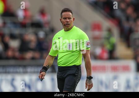 Schiedsrichter Steve Martin beim Sky Bet Championship-Spiel Rotherham United gegen Hull City im New York Stadium, Rotherham, Großbritannien, 22.. Oktober 2022 (Foto von Gareth Evans/News Images) Stockfoto