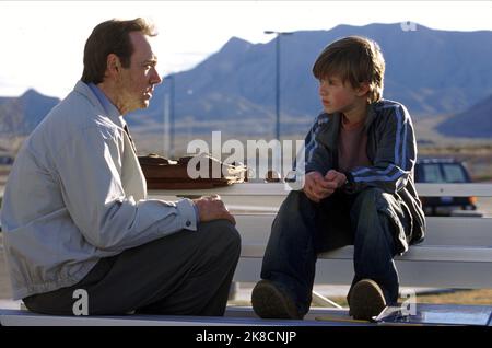 Kevin Spacey & Haley Joel Osment Film: Pay IT Forward (USA 2000) Charaktere: Eugene Simonet, Trevor McKinney Regie: Mimi Leder 12. Oktober 2000 **WARNUNG** Dieses Foto ist nur für redaktionelle Verwendung bestimmt und unterliegt dem Copyright von WARNER BROS. Und/oder des Fotografen, der von der Film- oder Produktionsfirma beauftragt wurde und nur durch Publikationen im Zusammenhang mit der Bewerbung des oben genannten Films reproduziert werden kann. Eine obligatorische Gutschrift an WARNER BROS. Ist erforderlich. Der Fotograf sollte auch bei Bekanntwerden des Fotos gutgeschrieben werden. Ohne schriftliche Genehmigung der Film Company kann keine kommerzielle Nutzung gewährt werden. Stockfoto