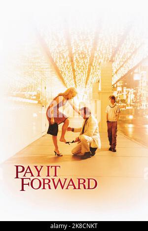 Helen Hunt, Kevin Spacey & Haley Joel Osment Film: Pay IT Forward (USA 2000) Charaktere: Arlene McKinney,Eugene Simonet & Trevor McKinney Regie: Mimi Leder 12. Oktober 2000 **WARNUNG** Dieses Foto ist nur für redaktionelle Verwendung bestimmt und unterliegt dem Copyright von WARNER BROS. Und/oder des Fotografen, der von der Film- oder Produktionsfirma beauftragt wurde und nur durch Publikationen im Zusammenhang mit der Bewerbung des oben genannten Films reproduziert werden kann. Eine obligatorische Gutschrift an WARNER BROS. Ist erforderlich. Der Fotograf sollte auch bei Bekanntwerden des Fotos gutgeschrieben werden. Eine kommerzielle Nutzung kann ohne schriftliche Genehmigung des nicht gewährt werden Stockfoto