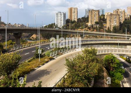 HAIFA, ISRAEL - 29. September 2022: Autobahnkreuz mit Verkehr auf mehreren Ebenen, Luftbild. Stockfoto