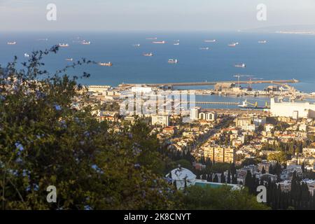 HAIFA, ISRAEL - 29. September 2022: Panorama der Stadt und des Hafens von Haifa. Blick vom Caramel Hill nach Haifa. Stockfoto