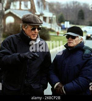 William Friedkin & Richard D. Zanuck Film: Rules of Engagement (USA/CAN/UK/DE 2000) Regie: William Friedkin 07 April 2000 **WARNUNG** Dieses Foto ist nur für redaktionelle Zwecke bestimmt und unterliegt dem Copyright von PARAMOUNT PICTURES und/oder des Fotografen, der von der Film- oder Produktionsfirma beauftragt wurde und darf nur von Publikationen im Zusammenhang mit der Bewerbung des oben genannten Films reproduziert werden. Eine obligatorische Gutschrift für PARAMOUNT-BILDER ist erforderlich. Der Fotograf sollte auch bei Bekanntwerden des Fotos gutgeschrieben werden. Ohne schriftliche Genehmigung der Film Company kann keine kommerzielle Nutzung gewährt werden. Stockfoto