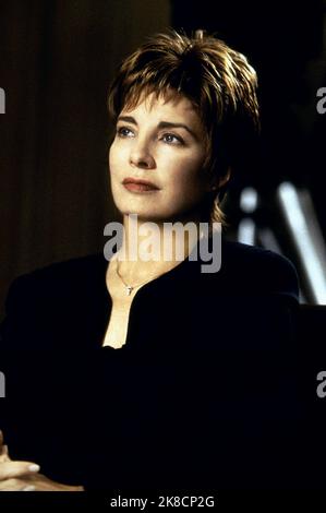 Anne Archer Film: Rules of Engagement (USA/CAN/UK/DE 2000) Charaktere: Mrs. Mourain Regie: William Friedkin 07 April 2000 **WARNUNG** Dieses Foto ist nur für redaktionelle Zwecke bestimmt und unterliegt dem Copyright von PARAMOUNT PICTURES und/oder des Fotografen, der von der Film- oder Produktionsfirma beauftragt wurde und darf nur von Publikationen im Zusammenhang mit der Bewerbung des oben genannten Films reproduziert werden. Eine obligatorische Gutschrift für PARAMOUNT-BILDER ist erforderlich. Der Fotograf sollte auch bei Bekanntwerden des Fotos gutgeschrieben werden. Ohne schriftliche Genehmigung der Film Company kann keine kommerzielle Nutzung gewährt werden. Stockfoto