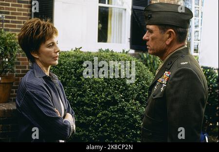 Anne Archer & Tommy Lee Jones Film: Rules of Engagement (USA/CAN/UK/DE 2000) Charaktere: Mrs. Mourain & Col. Hayes 'Hodge' Hodges Regie: William Friedkin 07 April 2000 **WARNUNG** Dieses Foto ist nur für redaktionelle Zwecke bestimmt und unterliegt dem Copyright von PARAMOUNT PICTURES und/oder des Fotografen, der von der Film- oder Produktionsfirma beauftragt wurde und darf nur von Publikationen im Zusammenhang mit der Bewerbung des oben genannten Films reproduziert werden. Eine obligatorische Gutschrift für PARAMOUNT-BILDER ist erforderlich. Der Fotograf sollte auch bei Bekanntwerden des Fotos gutgeschrieben werden. Ohne schriftliche Genehmigung kann keine kommerzielle Nutzung gewährt werden Stockfoto