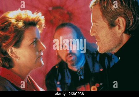 Brenda Blethyn, Brenda Bailey & Tcheky Karyo Film: Saving Grace (UK 2000) Charaktere: Grace Trevethyn, & Jacques Chevalier Regie: Nigel Cole 24 January 2000 **WARNUNG** Dieses Foto ist nur für den redaktionellen Gebrauch bestimmt und unterliegt dem Copyright von SKY-BILDERN und/oder dem Fotografen, der von der Film- oder Produktionsfirma beauftragt wurde und darf nur von Publikationen im Zusammenhang mit der Bewerbung des oben genannten Films reproduziert werden. Eine obligatorische Gutschrift für SKY-BILDER ist erforderlich. Der Fotograf sollte auch bei Bekanntwerden des Fotos gutgeschrieben werden. Ohne schriftliche Genehmigung der Film Company kann keine kommerzielle Nutzung gewährt werden. Stockfoto