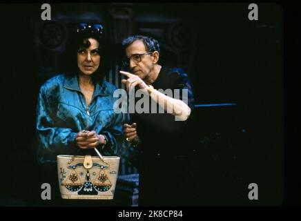 Woody Allen Film: Small Time Crooks (USA 2000) Charaktere: Ray Regie: Woody Allen 19 May 2000 **WARNUNG** Dieses Foto ist nur für redaktionelle Zwecke bestimmt und unterliegt dem Copyright von DREAMWORKS und/oder des Fotografen, der von der Film- oder Produktionsfirma beauftragt wurde, und kann nur von Publikationen im Zusammenhang mit der Bewerbung des oben genannten Films reproduziert werden. Eine obligatorische Gutschrift an DREAMWORKS ist erforderlich. Der Fotograf sollte auch bei Bekanntwerden des Fotos gutgeschrieben werden. Ohne schriftliche Genehmigung der Film Company kann keine kommerzielle Nutzung gewährt werden. Stockfoto