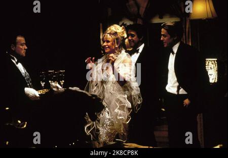 Tracey Ullman & Hugh Grant Film: Small Time Crooks (USA 2000) Charaktere: Frenchy & David Regie: Woody Allen 19 May 2000 **WARNUNG** Dieses Foto ist nur für redaktionelle Zwecke bestimmt und unterliegt dem Copyright von DREAMWORKS und/oder des Fotografen, der von der Film- oder Produktionsfirma beauftragt wurde, und kann nur von Publikationen im Zusammenhang mit der Bewerbung des oben genannten Films reproduziert werden. Eine obligatorische Gutschrift an DREAMWORKS ist erforderlich. Der Fotograf sollte auch bei Bekanntwerden des Fotos gutgeschrieben werden. Ohne schriftliche Genehmigung der Film Company kann keine kommerzielle Nutzung gewährt werden. Stockfoto