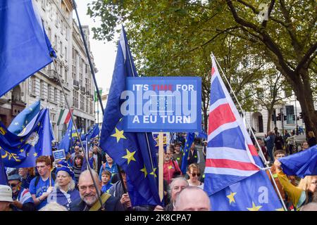 London, Großbritannien. 22. Oktober 2022. Ein Protestler hält ein EU-prof Plakat während der Demonstration Tausende von Menschen marschierten durch Central London und forderten, dass Großbritannien den Brexit umkehrt und sich der Europäischen Union erfreut. Kredit: SOPA Images Limited/Alamy Live Nachrichten Stockfoto