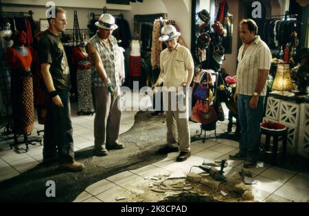 Michael Rapaport, Tony Darrow, Woody Allen & Jon Lovitz Film: Small Time Crooks (USA 2000) Charaktere: Denny,Tommy,Ray & Benny Regie: Woody Allen 19 May 2000 **WARNUNG** Dieses Foto ist nur für redaktionelle Zwecke bestimmt und unterliegt dem Copyright von DREAMWORKS und/oder des Fotografen, der von der Film- oder Produktionsfirma beauftragt wurde, und kann nur von Publikationen im Zusammenhang mit der Bewerbung des oben genannten Films reproduziert werden. Eine obligatorische Gutschrift an DREAMWORKS ist erforderlich. Der Fotograf sollte auch bei Bekanntwerden des Fotos gutgeschrieben werden. Ohne schriftliche Genehmigung der Film Company kann keine kommerzielle Nutzung gewährt werden. Stockfoto