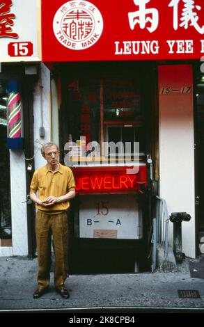 Woody Allen Film: Small Time Crooks (USA 2000) Charaktere: Ray Regie: Woody Allen 19 May 2000 **WARNUNG** Dieses Foto ist nur für redaktionelle Zwecke bestimmt und unterliegt dem Copyright von DREAMWORKS und/oder des Fotografen, der von der Film- oder Produktionsfirma beauftragt wurde, und kann nur von Publikationen im Zusammenhang mit der Bewerbung des oben genannten Films reproduziert werden. Eine obligatorische Gutschrift an DREAMWORKS ist erforderlich. Der Fotograf sollte auch bei Bekanntwerden des Fotos gutgeschrieben werden. Ohne schriftliche Genehmigung der Film Company kann keine kommerzielle Nutzung gewährt werden. Stockfoto