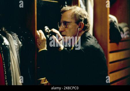 Woody Allen Film: Small Time Crooks (USA 2000) Charaktere: Ray Regie: Woody Allen 19 May 2000 **WARNUNG** Dieses Foto ist nur für redaktionelle Zwecke bestimmt und unterliegt dem Copyright von DREAMWORKS und/oder des Fotografen, der von der Film- oder Produktionsfirma beauftragt wurde, und kann nur von Publikationen im Zusammenhang mit der Bewerbung des oben genannten Films reproduziert werden. Eine obligatorische Gutschrift an DREAMWORKS ist erforderlich. Der Fotograf sollte auch bei Bekanntwerden des Fotos gutgeschrieben werden. Ohne schriftliche Genehmigung der Film Company kann keine kommerzielle Nutzung gewährt werden. Stockfoto