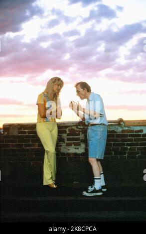 Tracey Ullman & Woody Allen Film: Small Time Crooks (USA 2000) Charaktere: Frenchy & Ray Regie: Woody Allen 19 May 2000 **WARNUNG** Dieses Foto ist nur für redaktionelle Zwecke bestimmt und unterliegt dem Copyright von DREAMWORKS und/oder des Fotografen, der von der Film- oder Produktionsfirma beauftragt wurde, und kann nur von Publikationen im Zusammenhang mit der Bewerbung des oben genannten Films reproduziert werden. Eine obligatorische Gutschrift an DREAMWORKS ist erforderlich. Der Fotograf sollte auch bei Bekanntwerden des Fotos gutgeschrieben werden. Ohne schriftliche Genehmigung der Film Company kann keine kommerzielle Nutzung gewährt werden. Stockfoto
