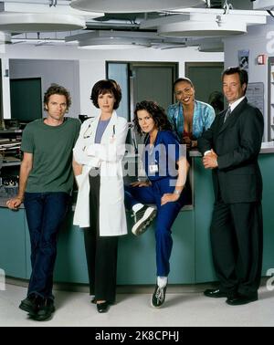 Joshua Cox,Janine Turner, Rosa Blasi, Jenifer Lewis & Philip Casnoff Television: Strong Medicine (2000) Charaktere: Hebamme Peter Riggs, R.N.,Dr. Dana Stowe (50 Episoden, 2000-2002),Dr. Luisa „Lu“ Delgado (131 Folgen, 2000-2006), Rezeptionistin Lana Hawkins (131 Folgen, 2000-2006) & Chief of Staff Dr. Robert Jackson Picture darf nur in Verbindung mit TV Show verwendet werden 23 July 2000 **WARNUNG** Dieses Foto ist nur für den redaktionellen Gebrauch bestimmt und unterliegt dem Copyright von COLUMBIA und/oder dem Fotografen, der von der Film- oder Produktionsfirma beauftragt wurde und kann nur von reproduziert werden publikationen in Verbindung mit wi Stockfoto