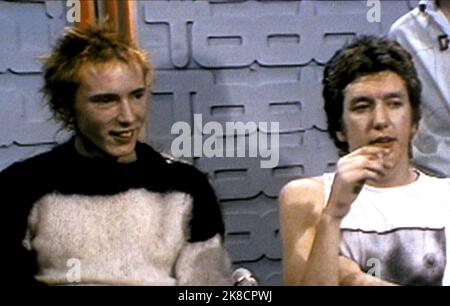 John Lydon & Steve Jones Film: The Filth and the Fury (2000) Charaktere: Er selbst (als Johnny Rotten), er selbst Regie: Julien Temple 25 January 2000 **WARNUNG** Dieses Foto ist nur für den redaktionellen Gebrauch bestimmt und unterliegt dem Copyright von FILMFOUR und/oder des Fotografen, der von der Film- oder Produktionsfirma beauftragt wurde, und kann nur von Publikationen im Zusammenhang mit der Bewerbung des oben genannten Films reproduziert werden. Eine obligatorische Gutschrift an FILMFOUR ist erforderlich. Der Fotograf sollte auch bei Bekanntwerden des Fotos gutgeschrieben werden. Ohne schriftliche Genehmigung der Film Company kann keine kommerzielle Nutzung gewährt werden. Stockfoto