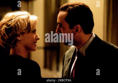 Tea Leoni & Nicolas Cage Film: The Family Man (2000) Charaktere: Kate Reynolds & Jack Campbell Regie: Brett Ratner 12 December 2000 **WARNUNG** Dieses Foto ist nur für redaktionelle Zwecke bestimmt und unterliegt dem Copyright von MCA und/oder dem vom Film oder der Produktionsfirma beauftragten Fotografen und kann nur von Publikationen im Zusammenhang mit der Bewerbung des oben genannten Films reproduziert werden. Eine obligatorische Gutschrift an MCA ist erforderlich. Der Fotograf sollte auch bei Bekanntwerden des Fotos gutgeschrieben werden. Ohne schriftliche Genehmigung der Film Company kann keine kommerzielle Nutzung gewährt werden. Stockfoto