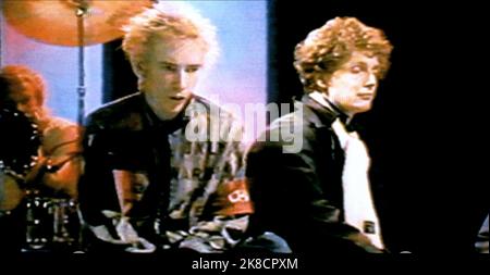 John Lydon & Malcolm McLaren Film: The Filth and the Fury (2000) Charaktere: Er selbst (als Johnny Rotten), er selbst Regisseur: Julien Temple 25 January 2000 **WARNUNG** Dieses Foto ist nur für den redaktionellen Gebrauch bestimmt und unterliegt dem Copyright von FILMFOUR und/oder des Fotografen, der von der Film- oder Produktionsfirma beauftragt wurde, und kann nur von Publikationen im Zusammenhang mit der Bewerbung des oben genannten Films reproduziert werden. Eine obligatorische Gutschrift an FILMFOUR ist erforderlich. Der Fotograf sollte auch bei Bekanntwerden des Fotos gutgeschrieben werden. Ohne schriftliche Genehmigung der Film Company kann keine kommerzielle Nutzung gewährt werden. Stockfoto