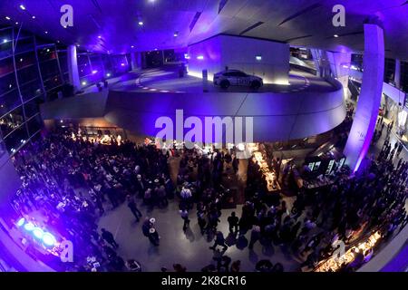 München, Deutschland. 22. Oktober 2022. Die Gäste feiern nach der Verleihung des Bayerischen Sportpreises 2022 in der BMW Welt. Quelle: Felix Hörhager/dpa/Alamy Live News Stockfoto